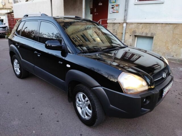 Черный Хендай Туксон, объемом двигателя 2 л и пробегом 250 тыс. км за 7900 $, фото 7 на Automoto.ua