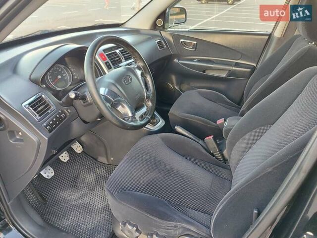 Черный Хендай Туксон, объемом двигателя 2 л и пробегом 280 тыс. км за 6700 $, фото 16 на Automoto.ua