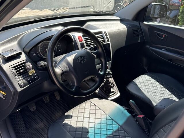 Чорний Хендай Туксон, об'ємом двигуна 2 л та пробігом 188 тис. км за 7000 $, фото 2 на Automoto.ua