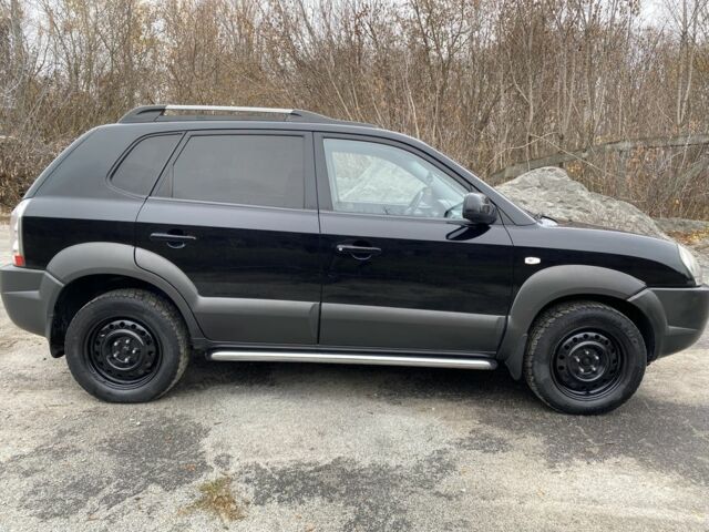 Черный Хендай Туксон, объемом двигателя 2 л и пробегом 330 тыс. км за 4350 $, фото 8 на Automoto.ua