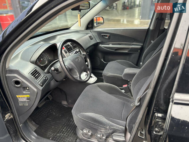 Черный Хендай Туксон, объемом двигателя 2 л и пробегом 327 тыс. км за 7850 $, фото 12 на Automoto.ua