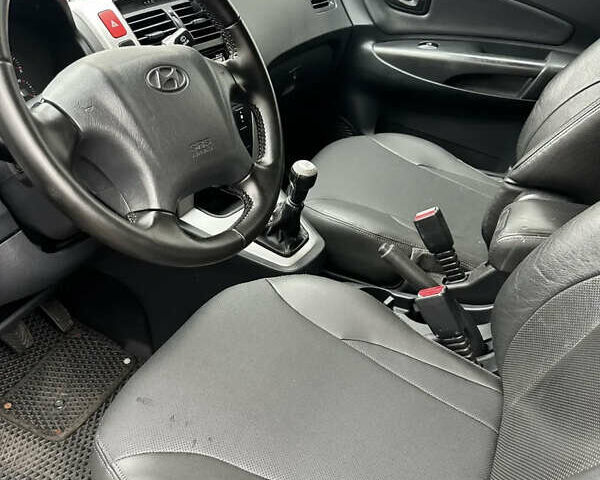 Черный Хендай Туксон, объемом двигателя 1.98 л и пробегом 273 тыс. км за 6100 $, фото 6 на Automoto.ua