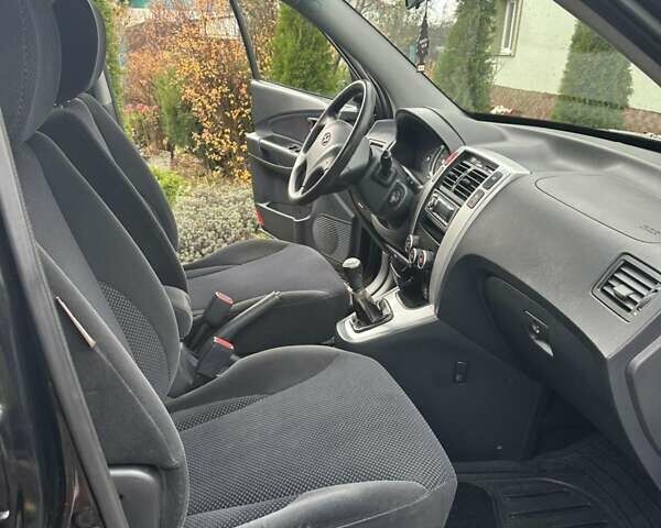 Черный Хендай Туксон, объемом двигателя 2 л и пробегом 218 тыс. км за 7600 $, фото 1 на Automoto.ua