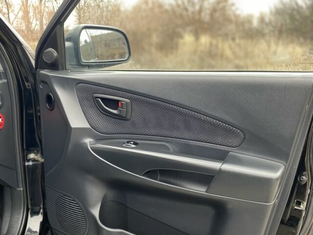 Черный Хендай Туксон, объемом двигателя 2 л и пробегом 330 тыс. км за 4350 $, фото 19 на Automoto.ua