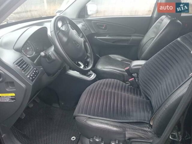 Черный Хендай Туксон, объемом двигателя 1.99 л и пробегом 235 тыс. км за 9000 $, фото 9 на Automoto.ua