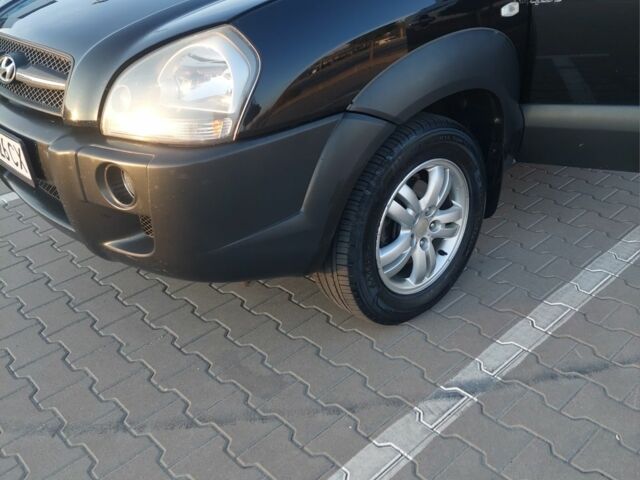 Черный Хендай Туксон, объемом двигателя 2 л и пробегом 289 тыс. км за 6600 $, фото 2 на Automoto.ua