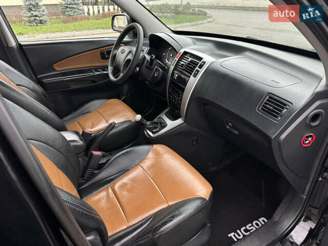 Чорний Хендай Туксон, об'ємом двигуна 2 л та пробігом 230 тис. км за 6850 $, фото 10 на Automoto.ua