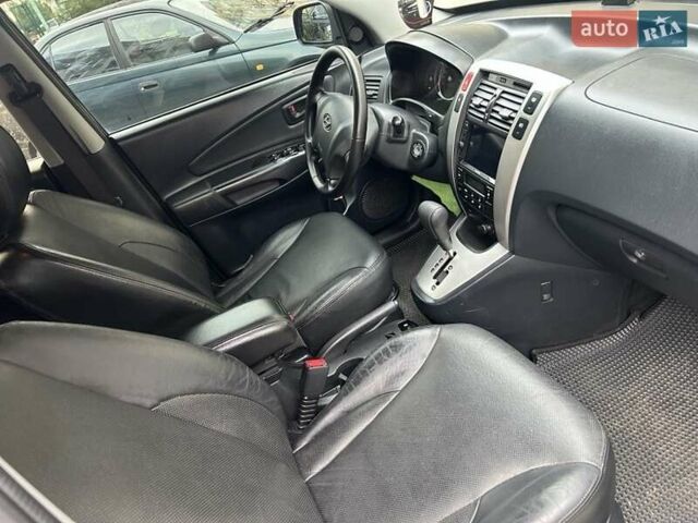 Черный Хендай Туксон, объемом двигателя 1.98 л и пробегом 147 тыс. км за 8000 $, фото 17 на Automoto.ua