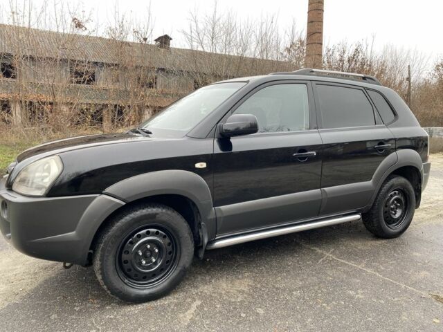 Черный Хендай Туксон, объемом двигателя 2 л и пробегом 330 тыс. км за 4350 $, фото 3 на Automoto.ua