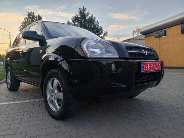 Черный Хендай Туксон, объемом двигателя 2 л и пробегом 192 тыс. км за 7950 $, фото 7 на Automoto.ua
