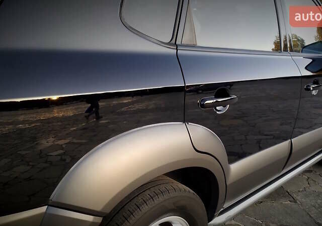 Черный Хендай Туксон, объемом двигателя 2 л и пробегом 230 тыс. км за 8600 $, фото 63 на Automoto.ua