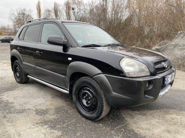 Черный Хендай Туксон, объемом двигателя 2 л и пробегом 330 тыс. км за 4350 $, фото 9 на Automoto.ua