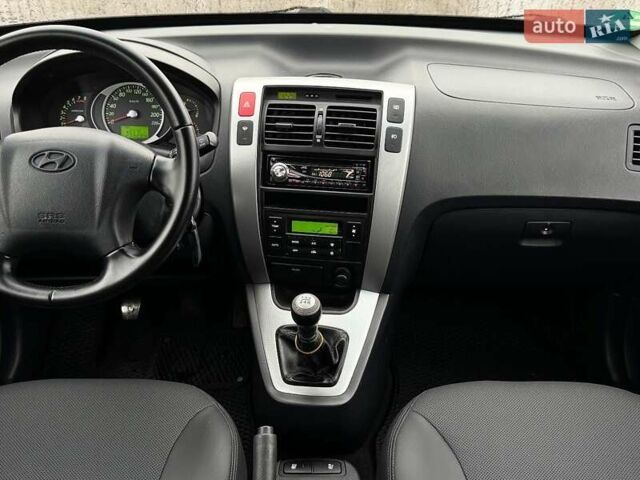 Черный Хендай Туксон, объемом двигателя 1.98 л и пробегом 260 тыс. км за 6900 $, фото 16 на Automoto.ua