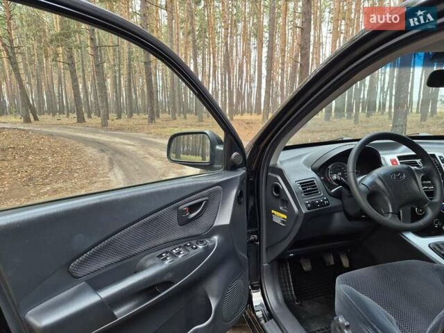 Черный Хендай Туксон, объемом двигателя 2 л и пробегом 198 тыс. км за 7800 $, фото 9 на Automoto.ua