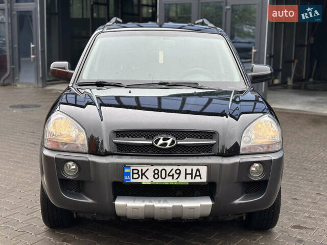 Черный Хендай Туксон, объемом двигателя 2 л и пробегом 327 тыс. км за 7850 $, фото 1 на Automoto.ua