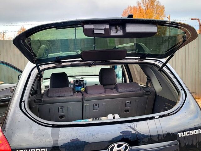 Черный Хендай Туксон, объемом двигателя 2 л и пробегом 223 тыс. км за 7500 $, фото 6 на Automoto.ua