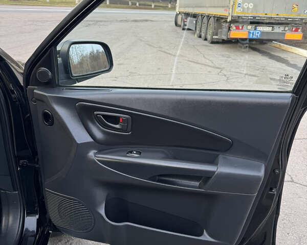 Черный Хендай Туксон, объемом двигателя 2 л и пробегом 210 тыс. км за 7850 $, фото 24 на Automoto.ua