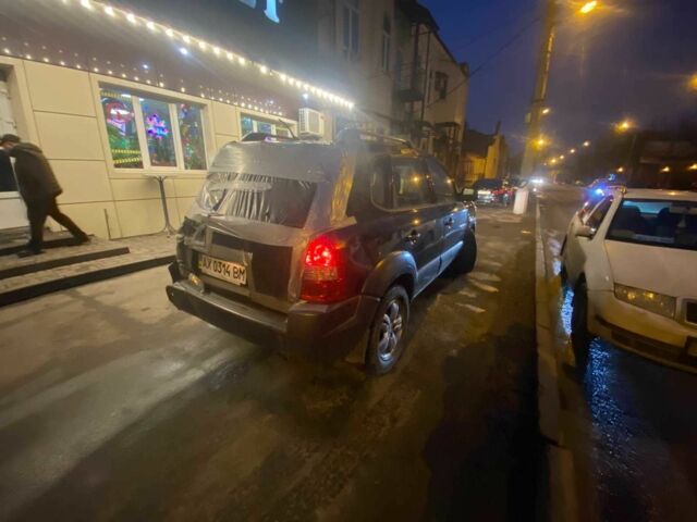 Черный Хендай Туксон, объемом двигателя 2 л и пробегом 136 тыс. км за 2500 $, фото 2 на Automoto.ua