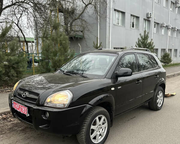 Черный Хендай Туксон, объемом двигателя 2 л и пробегом 136 тыс. км за 8500 $, фото 3 на Automoto.ua
