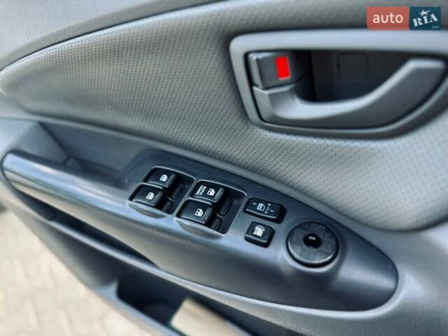 Черный Хендай Туксон, объемом двигателя 1.98 л и пробегом 206 тыс. км за 8300 $, фото 2 на Automoto.ua