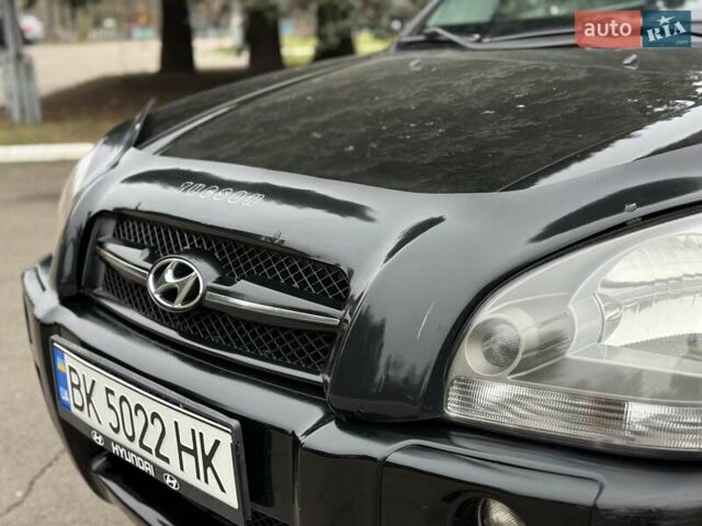 Черный Хендай Туксон, объемом двигателя 1.99 л и пробегом 240 тыс. км за 7200 $, фото 4 на Automoto.ua