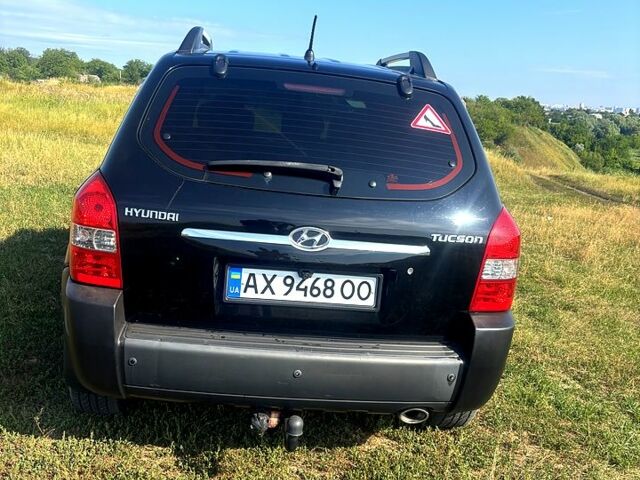 Чорний Хендай Туксон, об'ємом двигуна 2 л та пробігом 215 тис. км за 8500 $, фото 2 на Automoto.ua