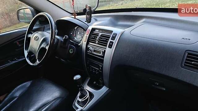 Черный Хендай Туксон, объемом двигателя 1.99 л и пробегом 203 тыс. км за 8000 $, фото 6 на Automoto.ua