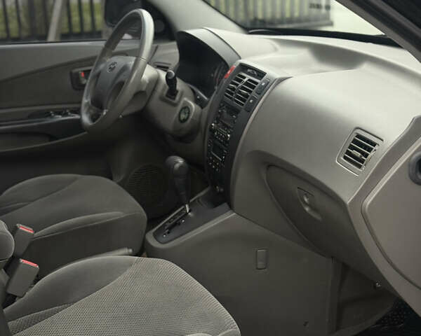 Чорний Хендай Туксон, об'ємом двигуна 2 л та пробігом 107 тис. км за 8500 $, фото 12 на Automoto.ua