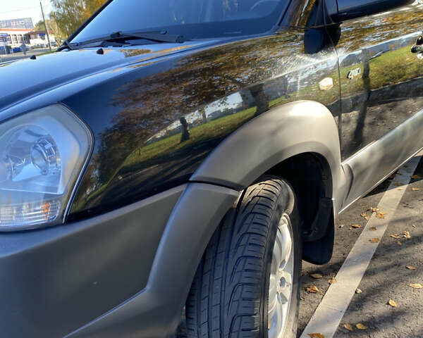 Черный Хендай Туксон, объемом двигателя 1.98 л и пробегом 218 тыс. км за 7200 $, фото 7 на Automoto.ua