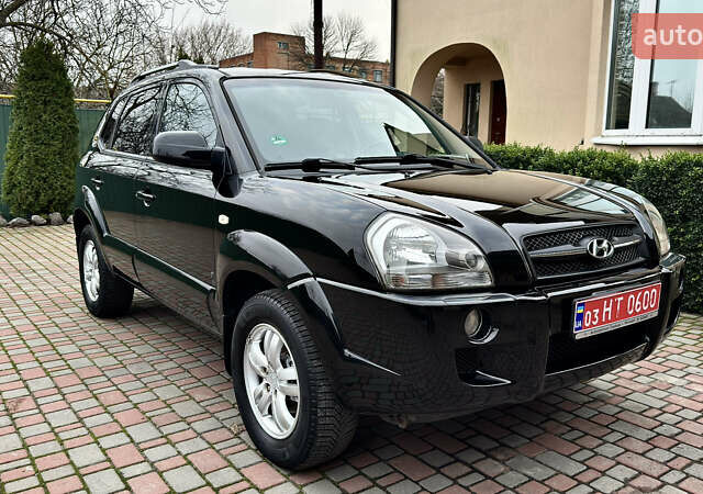Чорний Хендай Туксон, об'ємом двигуна 2 л та пробігом 182 тис. км за 8299 $, фото 2 на Automoto.ua