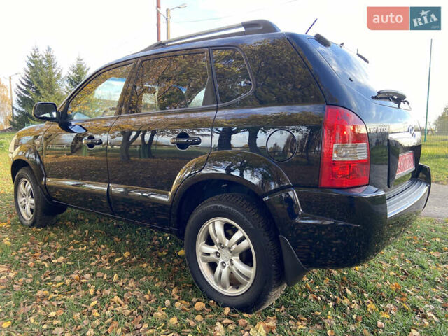 Хендай Туксон 2008 у Рівному на Automoto.ua Чорний Хендай Туксон, об'ємом двигуна 2 л та пробігом 165 тис. км за 7800 $, фото 3 на Automoto.ua