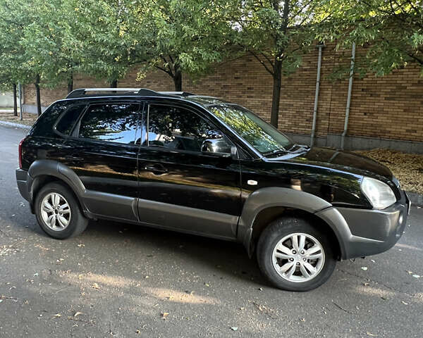 Черный Хендай Туксон, объемом двигателя 2.66 л и пробегом 256 тыс. км за 7600 $, фото 1 на Automoto.ua