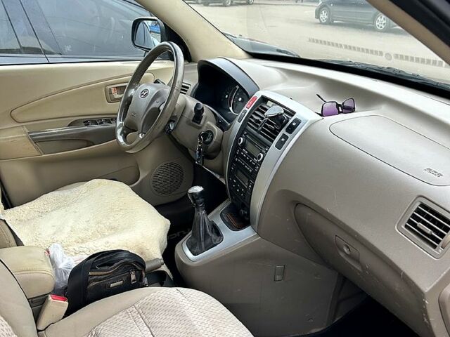 Чорний Хендай Туксон, об'ємом двигуна 2 л та пробігом 260 тис. км за 7700 $, фото 5 на Automoto.ua