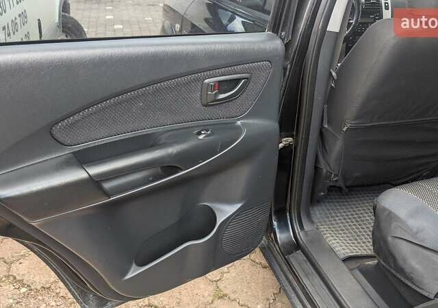 Черный Хендай Туксон, объемом двигателя 2 л и пробегом 163 тыс. км за 8100 $, фото 14 на Automoto.ua