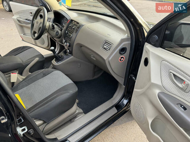 Черный Хендай Туксон, объемом двигателя 1.98 л и пробегом 196 тыс. км за 7999 $, фото 14 на Automoto.ua