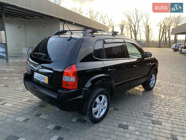Черный Хендай Туксон, объемом двигателя 2 л и пробегом 212 тыс. км за 7600 $, фото 2 на Automoto.ua