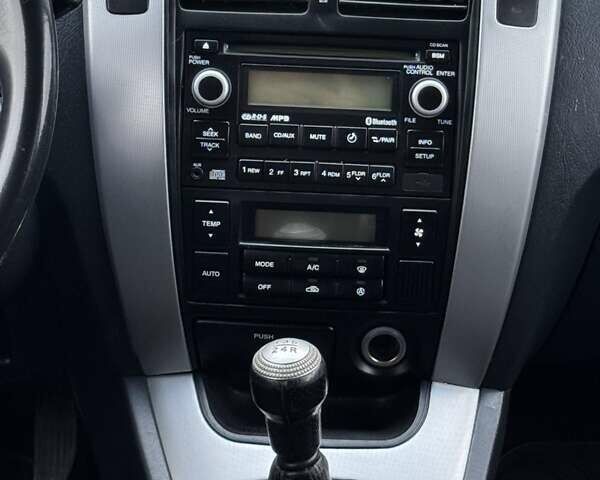 Черный Хендай Туксон, объемом двигателя 2 л и пробегом 253 тыс. км за 8299 $, фото 4 на Automoto.ua