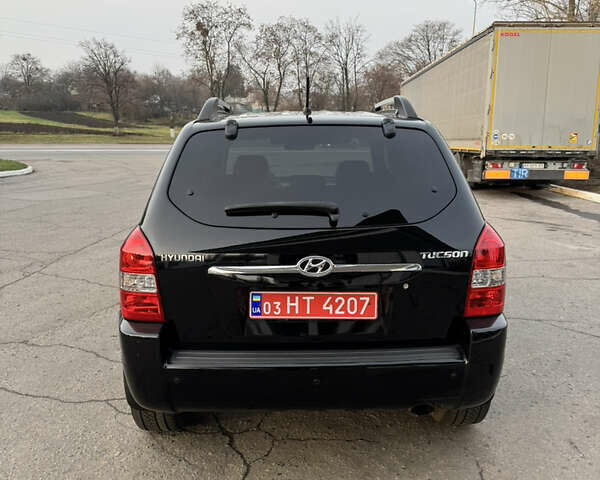 Черный Хендай Туксон, объемом двигателя 2 л и пробегом 210 тыс. км за 7850 $, фото 12 на Automoto.ua