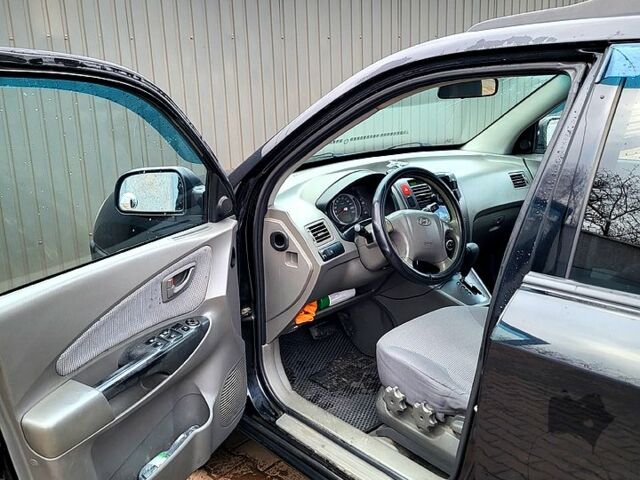 Черный Хендай Туксон, объемом двигателя 2 л и пробегом 223 тыс. км за 7500 $, фото 8 на Automoto.ua