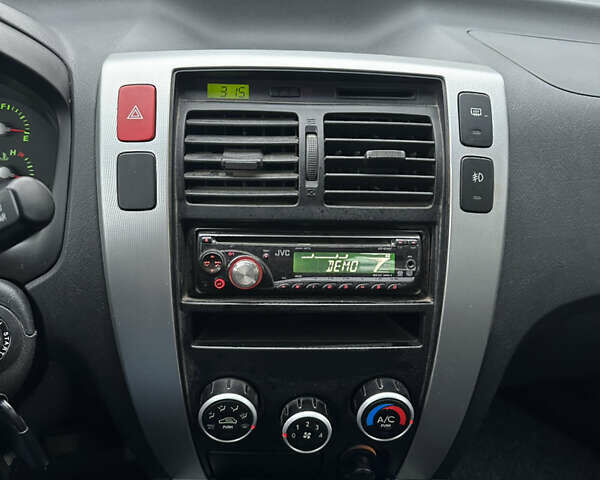 Черный Хендай Туксон, объемом двигателя 2 л и пробегом 136 тыс. км за 8500 $, фото 20 на Automoto.ua