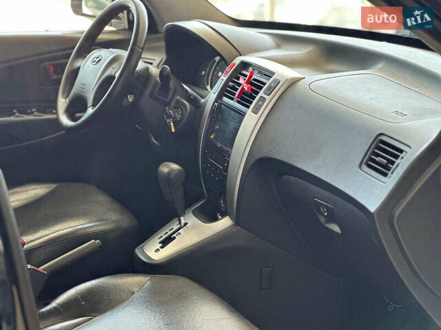 Черный Хендай Туксон, объемом двигателя 2.7 л и пробегом 158 тыс. км за 7940 $, фото 15 на Automoto.ua