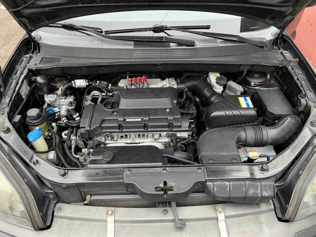 Черный Хендай Туксон, объемом двигателя 2 л и пробегом 270 тыс. км за 7600 $, фото 6 на Automoto.ua