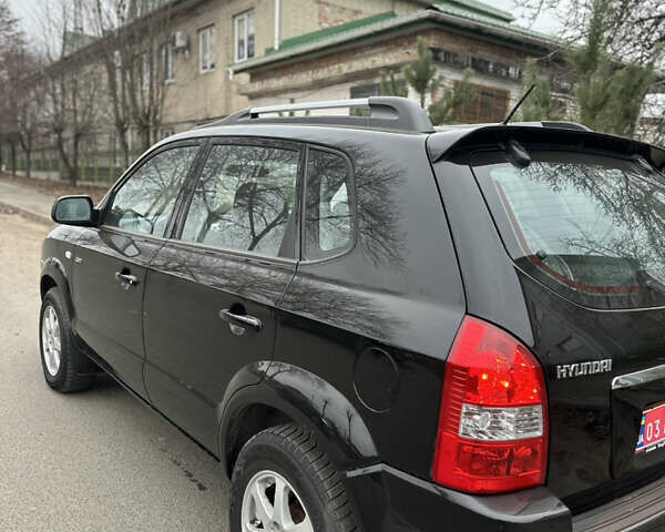 Черный Хендай Туксон, объемом двигателя 2 л и пробегом 136 тыс. км за 8500 $, фото 6 на Automoto.ua