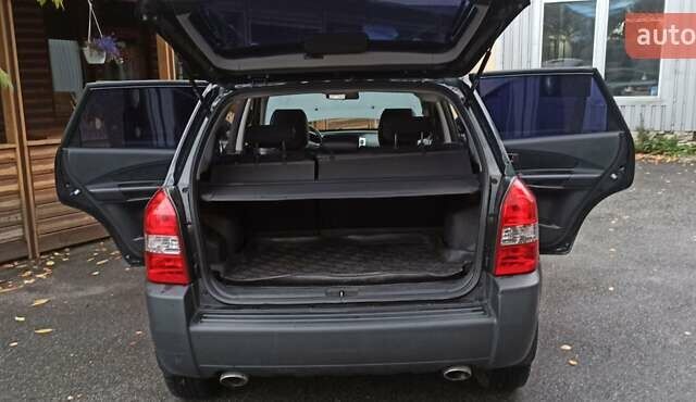 Хендай Туксон 2008 у Харкові на Automoto.ua Чорний Хендай Туксон, об'ємом двигуна 1.99 л та пробігом 188 тис. км за 8800 $, фото 29 на Automoto.ua