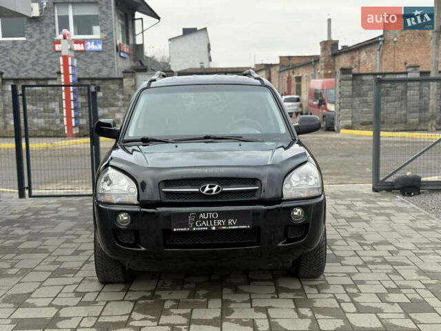 Чорний Хендай Туксон, об'ємом двигуна 2 л та пробігом 240 тис. км за 6888 $, фото 1 на Automoto.ua
