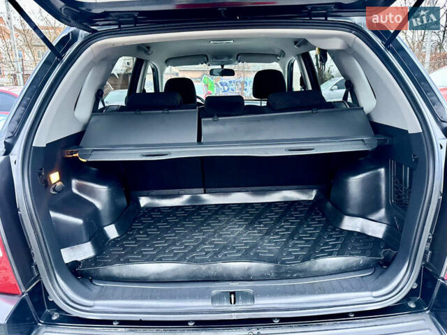 Черный Хендай Туксон, объемом двигателя 1.98 л и пробегом 96 тыс. км за 9900 $, фото 12 на Automoto.ua