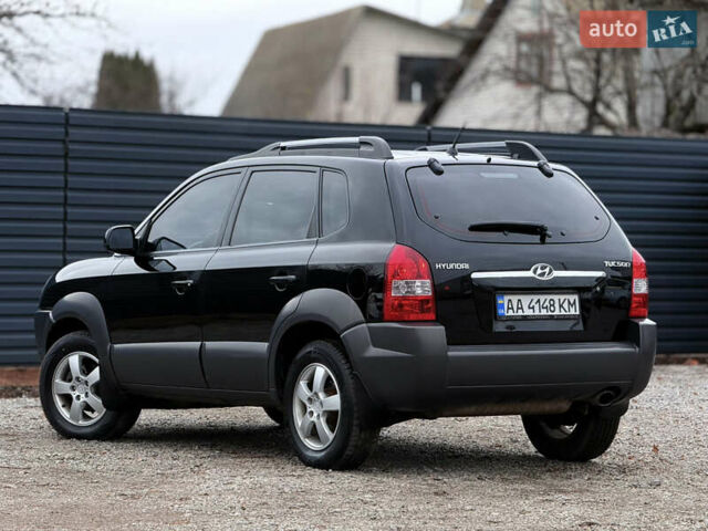Черный Хендай Туксон, объемом двигателя 2 л и пробегом 252 тыс. км за 7200 $, фото 1 на Automoto.ua