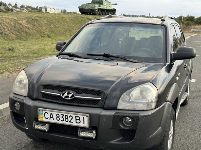 Чорний Хендай Туксон, об'ємом двигуна 2 л та пробігом 291 тис. км за 5400 $, фото 2 на Automoto.ua