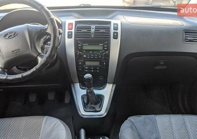Черный Хендай Туксон, объемом двигателя 2 л и пробегом 163 тыс. км за 8100 $, фото 3 на Automoto.ua