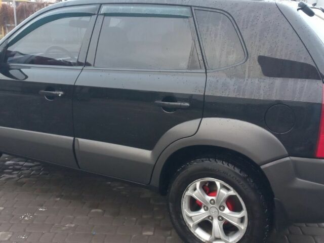 Черный Хендай Туксон, объемом двигателя 2 л и пробегом 200 тыс. км за 8300 $, фото 2 на Automoto.ua